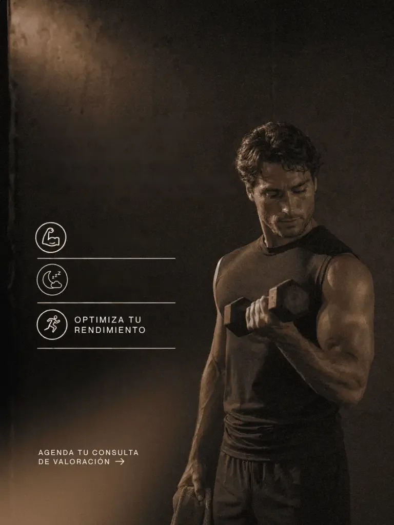 Hombre entrenando con una mancuerna