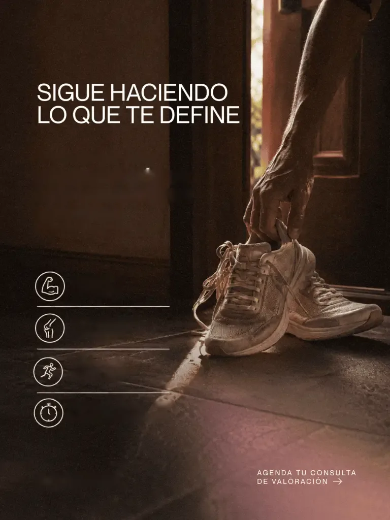 Persona tomando sus tenis junto a una puerta iluminada