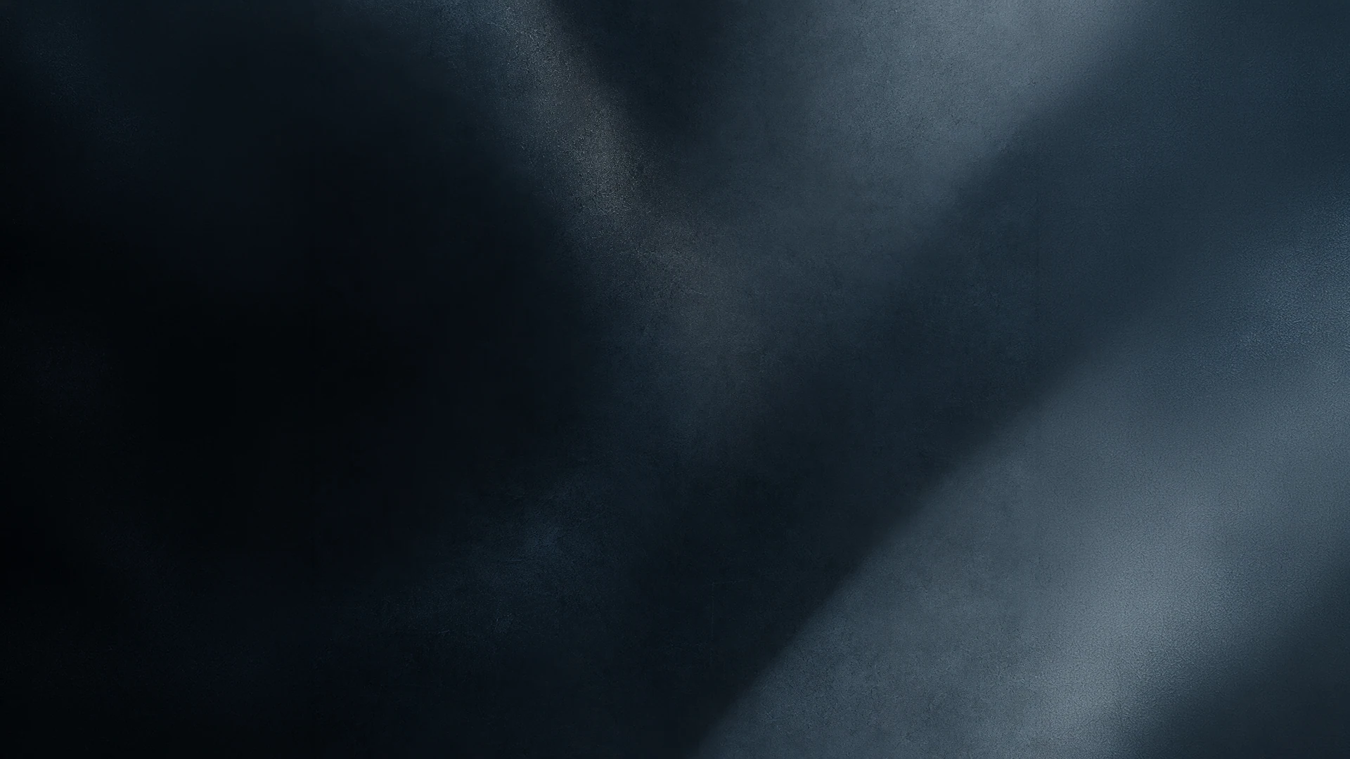 Fondo editorial azul oscuro con luz lateral suave.