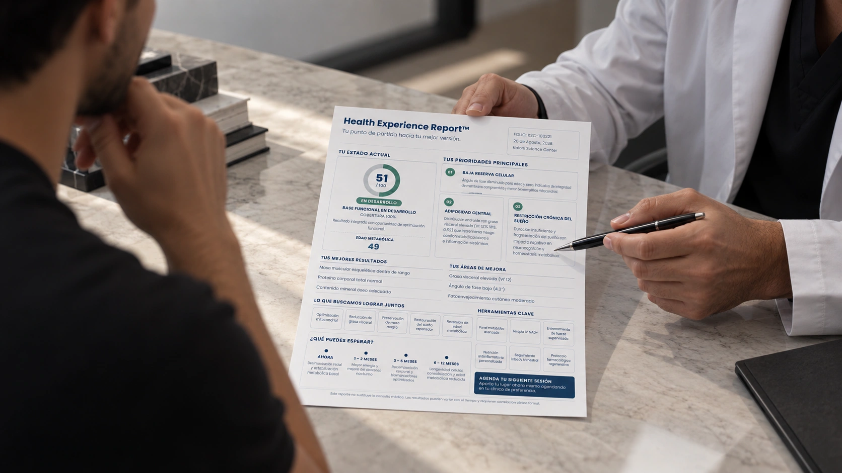 Profesional mostrando un Health Experience Report durante una consulta.