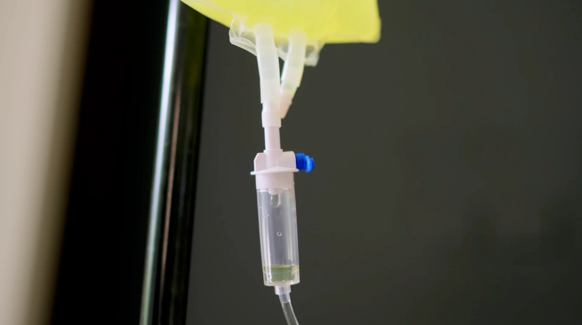 Detalle del gotero de una terapia intravenosa en NIZUC Wellness.